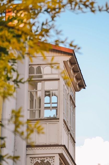 otoño en la ciudad vieja. balcón con vista al fondo