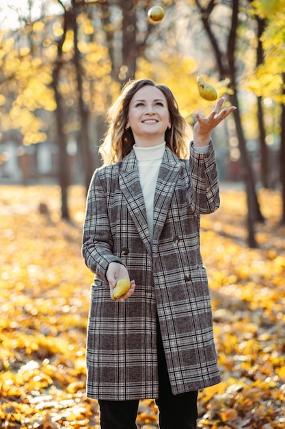 Otoño cuidado de la piel belleza salud consejos feliz hermosa mujer rubia con cabello largo