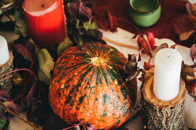 Otoño decoración de acción de gracias con velas y calabazas de cerca