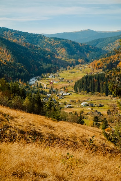 Otoño dorado en paisaje de pueblo de montaña de los Cárpatos