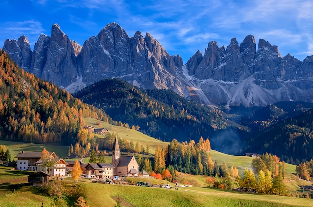 Otoño dorado en el valle de Val di Funes y la capilla de Santa Maddalena. Grupo de montaña Odle. Montañas Dolomitas, Italia