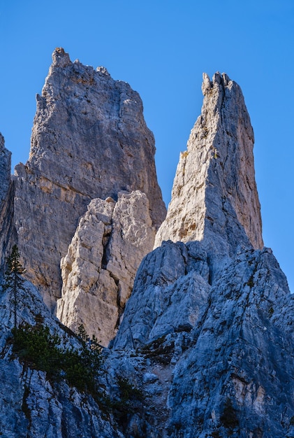 Otoño escena de montaña Dolomitas Sudtirol Italia Cinque Torri cinco torres formación rocosa