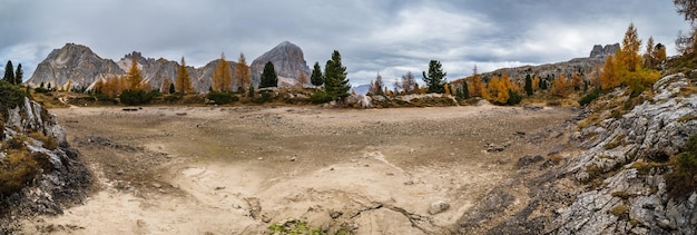 Otoño escena montañosa de los Dolomitas alpinos Italia se secó el lago Limides cerca del paso de Falzarego