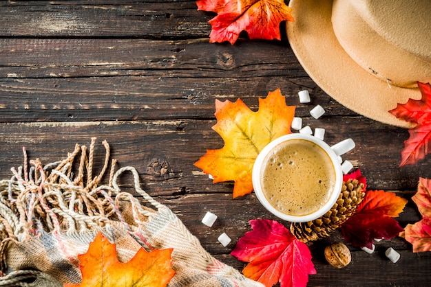 Otoño Flatlay con capuchino o chocolate caliente