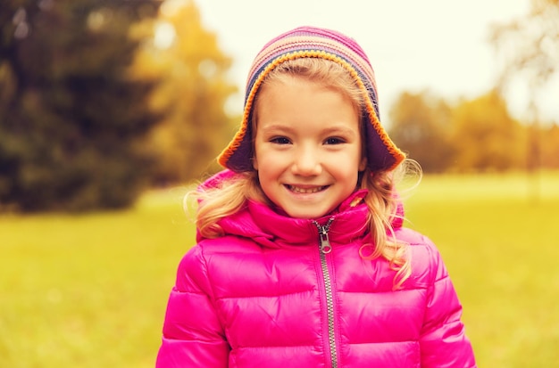 otoño, infancia, felicidad y concepto de la gente - feliz y hermoso retrato de niña al aire libre