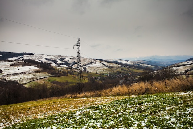 El otoño y el invierno se encuentran en los campos. Pilas de heno en los campos