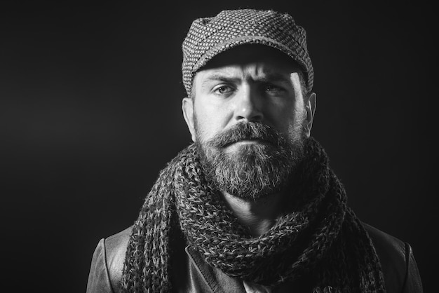 Otoño invierno moda elegante hombre envuelto en gorro de bufanda en la cabeza y chaqueta de cuero hombre barbudo con