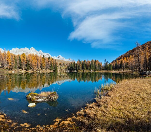 Otoño lago de montaña alpino cerca de San Pellegrino Pass Trentino Dolomitas Alpes Italia