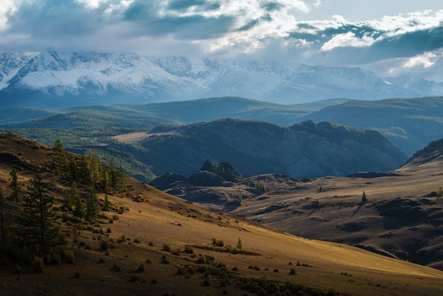 Otoño en las montañas de Altai, estepa de Kurai. Rusia