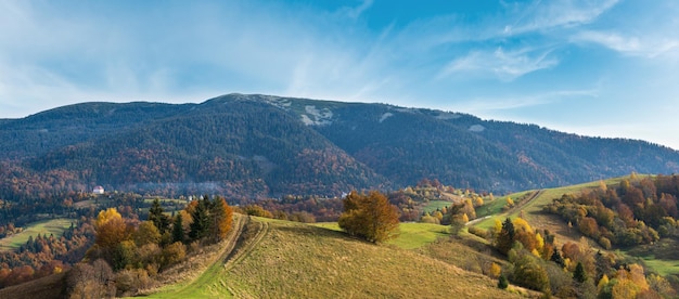 Otoño montañas de los Cárpatos y camino de campo sucio Ucrania