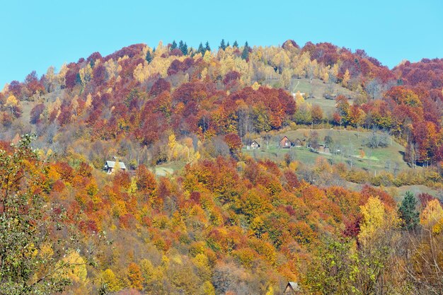 Otoño montañas de los Cárpatos Ucrania