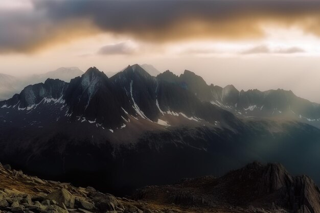 Otoño en las Montañas Rocosas canadienses con hermosas vistas de la montaña de alerces amarillos