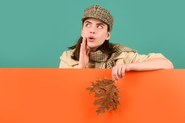 Otoño mujer aislado estudio retrato divertido joven con hojas de otoño