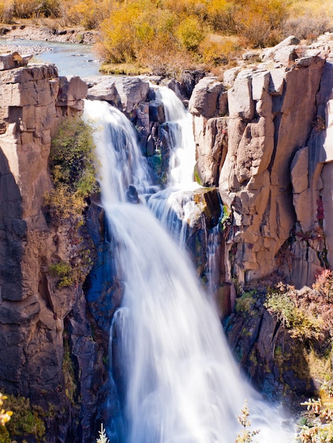 Otoño en North Clear Creek Water Falls en Colorado.