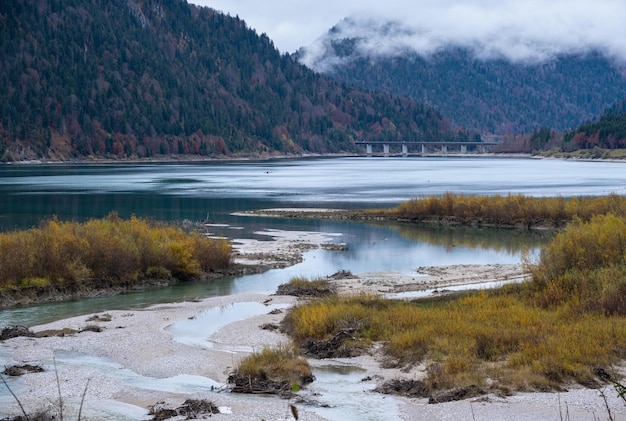 Otoño nublado lago Sylvenstein en el río Isar Karwendel Prealpes bávaros Alemania