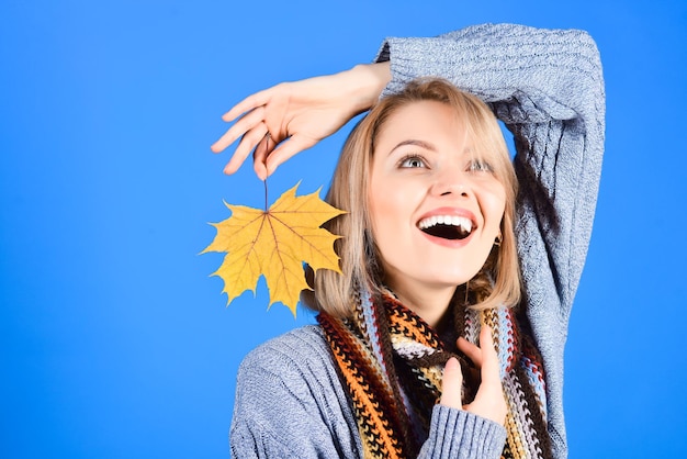 Otoño otoño estado de ánimo hojas de otoño naturaleza mujer sonriente con hoja de arce hoja de arce amarilla emocionada