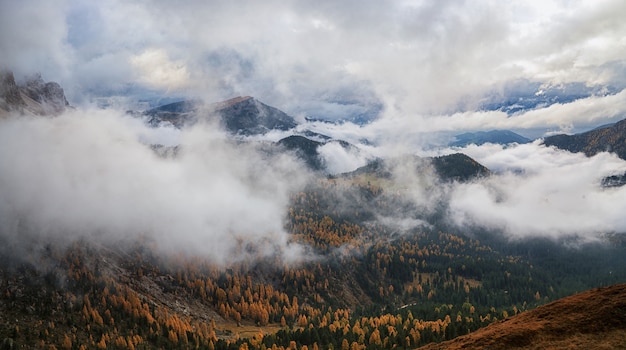 Otoño paisaje de montaña en los Alpes Dolomitas, Italia.