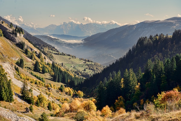 Otoño paisaje de montaña en los Alpes franceses