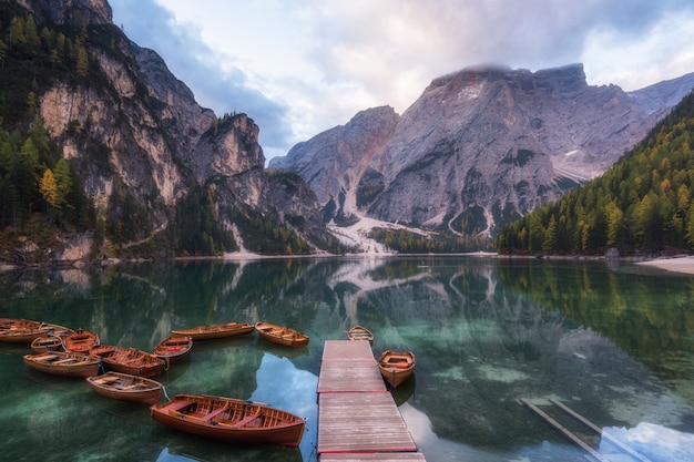 Otoño paisaje de montaña con lago Braes en Dolomitas, Italia.