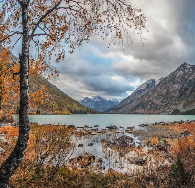 Otoño paisaje montaña lago nublado