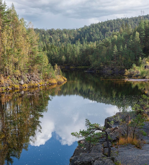 Otoño paisaje de río en las montañas de Noruega. Tobogán de madera TÃ¸mmerrenna.