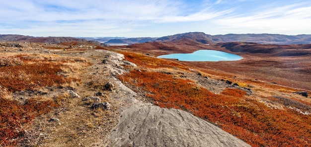 Otoño paisaje de tundra naranja de Groenlandia con lagos y montañas en el fondo Kangerlussuaq Groenlandia