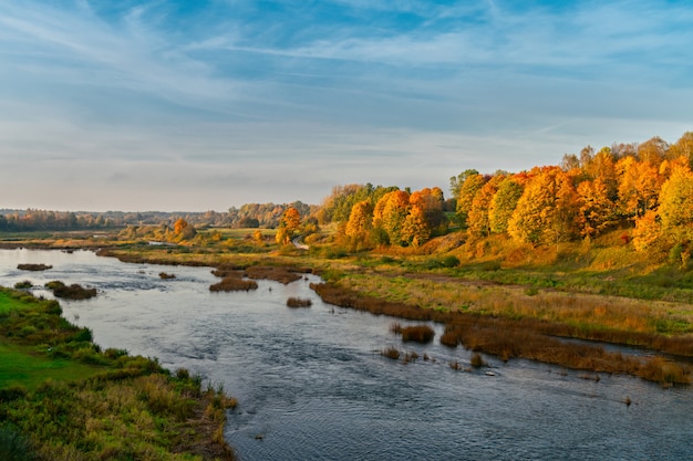 Otoño paisaje del valle del río. Letonia, Kuldiga. Europa