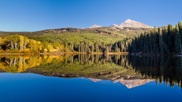 Otoño en perfecto reflejo de Woods Lake, Colorado.