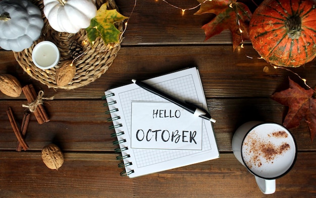 Otoño plano con pequeñas calabazas caen hojas de arce y cuaderno de papel en blanco sobre un fondo blanco El concepto de maqueta de septiembre y escuela