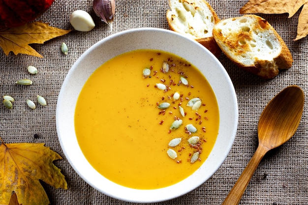 Otoño plato sopa crema gachas de calabaza con semillas y rebanadas de pan tostado