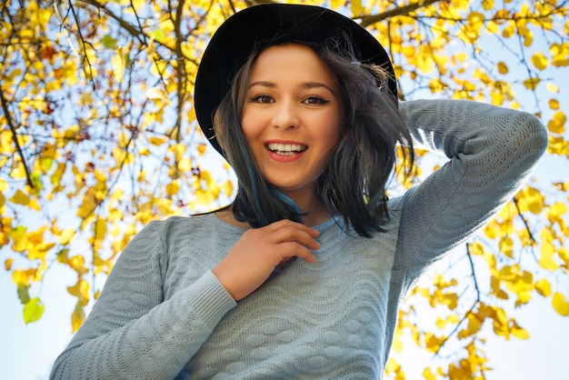 Otoño retrato de una joven mujer feliz niña con otoño Sunny Park