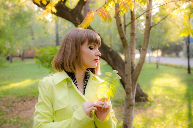 Otoño retrato de mujer con hoja