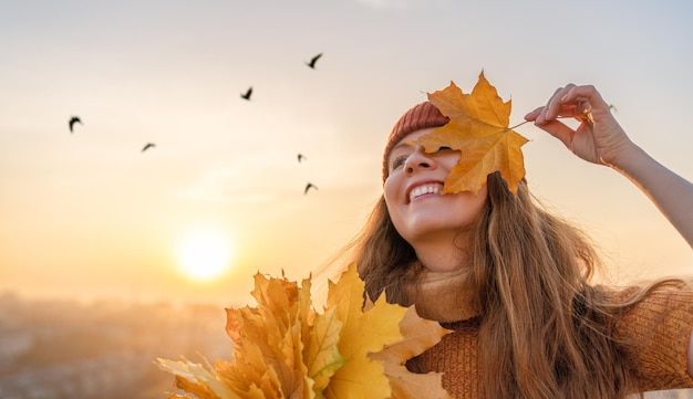 Otoño retrato de mujer joven