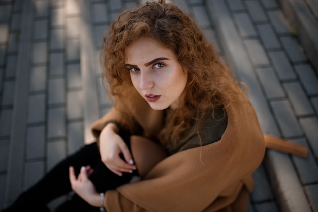 Otoño retrato de una niña pelirroja en la calle