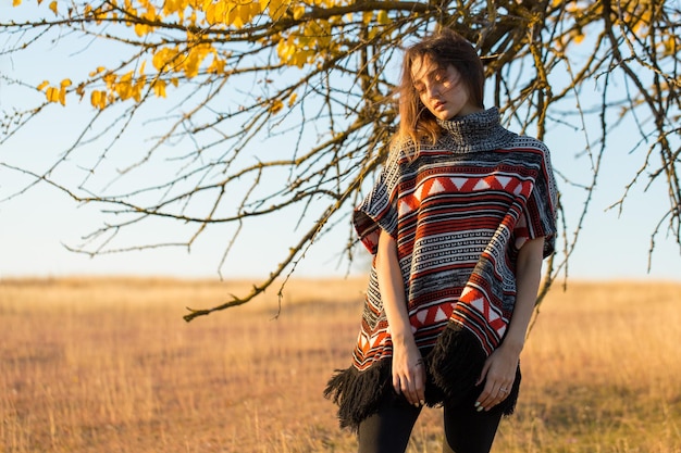 Otoño retrato de una niña en suéter étnico