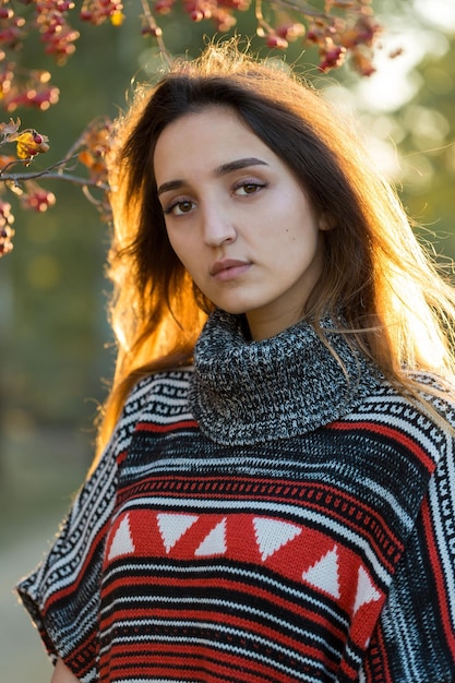 Otoño retrato de una niña en suéter étnico