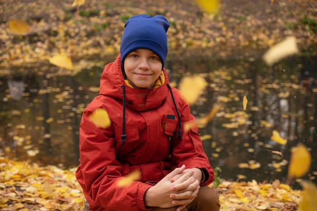 Otoño retrato de niño adolescente sobre fondo de naturaleza caída