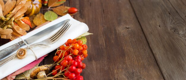 Otoño rústica mesa puesta en mesa de madera marrón de cerca con espacio de copia