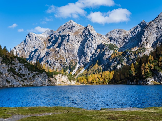 Otoño soleado lago Tappenkarsee alpino y montañas rocosas por encima de Kleinarl Land Salzburgo Austria