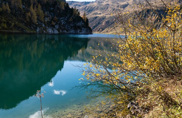 Otoño soleado lago Tappenkarsee alpino y montañas rocosas por encima de Kleinarl Land Salzburgo Austria