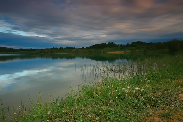 otoño sombrío en el lago tristeza / estrés otoñal, paisaje estacional naturaleza en el lago