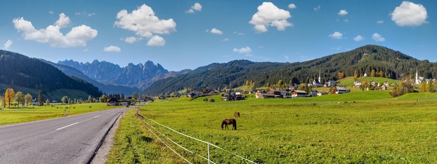 Otoño tranquilo Alpes paisaje montañoso vista panorámica soleada Austria Gosau afueras de la aldea personas y signos irreconocibles