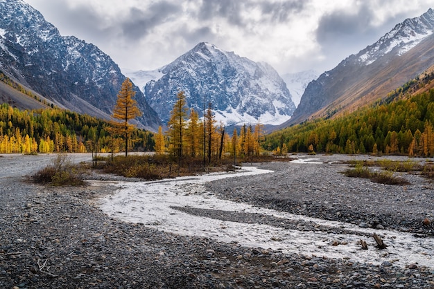 Otoño Valle del río Aktru al pie de los glaciares de North Chuysky Range. Altai, Rusia