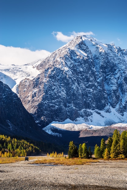 Otoño en el valle del río Aktru, gama Severo-Chuysky, República de Altai, Rusia