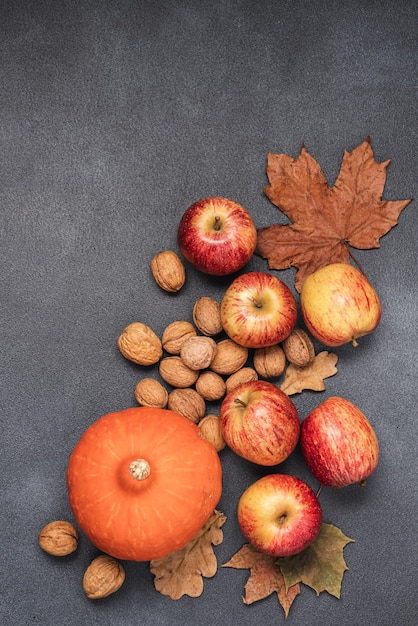 Otoño verduras frutas nueces y hojas secas sobre fondo negro