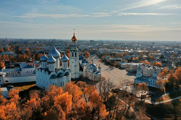 otoño vologda kremlin, drone vista superior, rusia religión iglesia cristiana