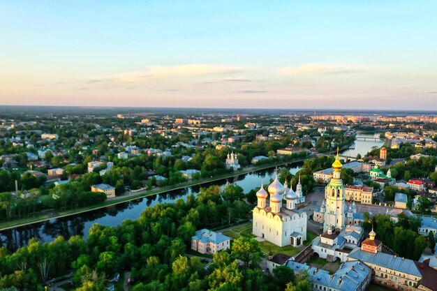 otoño vologda kremlin, drone vista superior, rusia religión iglesia cristiana