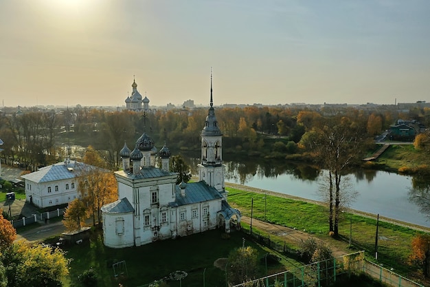 otoño vologda kremlin, drone vista superior, rusia religión iglesia cristiana