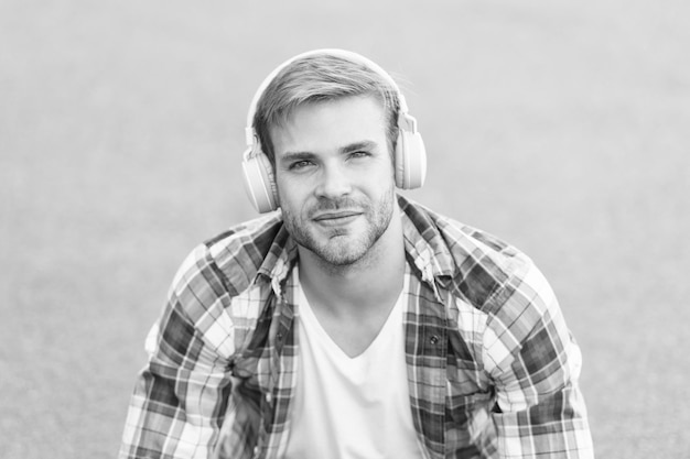 Otra forma de aprender Auriculares de estudiante universitario guapo de hombre Aprendizaje en línea Concepto de libro de audio Tecnología educativa Aprendizaje electrónico Estudiar en cualquier lugar Acceso a conocimiento mundial Biblioteca de audio