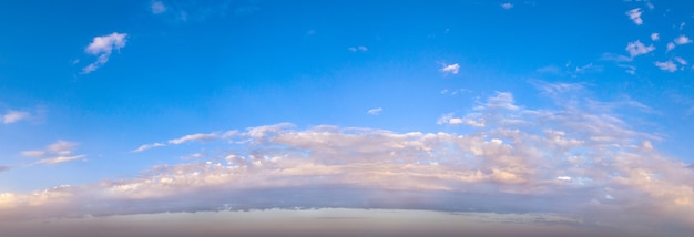 El otro lado del cielo, amanecer naranja sobre las nubes, vista aérea.